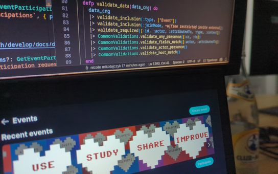 Ekrany wyświetlające kod w językach Elixir i TypeScript oraz stronę pokazującą wydarzenie opublikowane w Fediwersum.