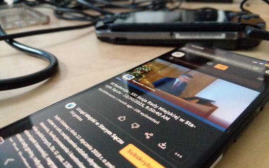 Telefon wyświetlający sesję rady miejskiej Gminy Stary Sącz na serwerze PeerTube.